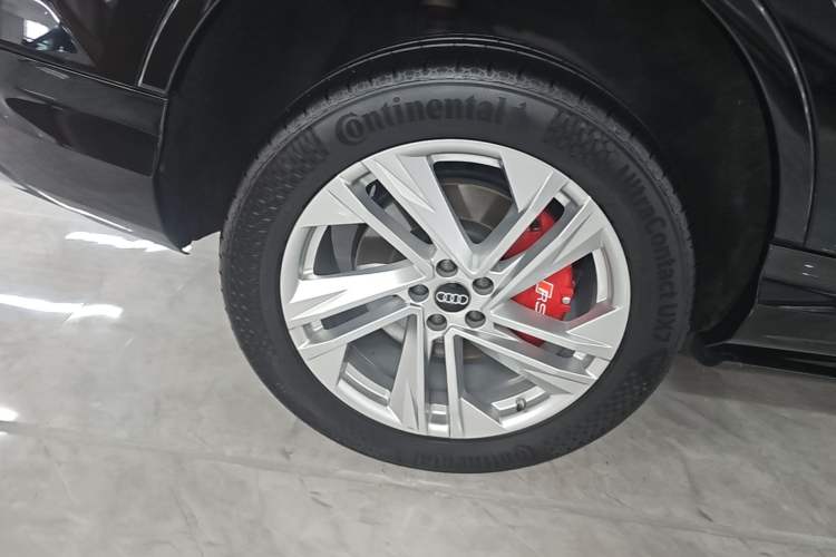 Used Audi Q7 2023 45 TFSI quattro S line Sport model Right Rear Wheel Hub