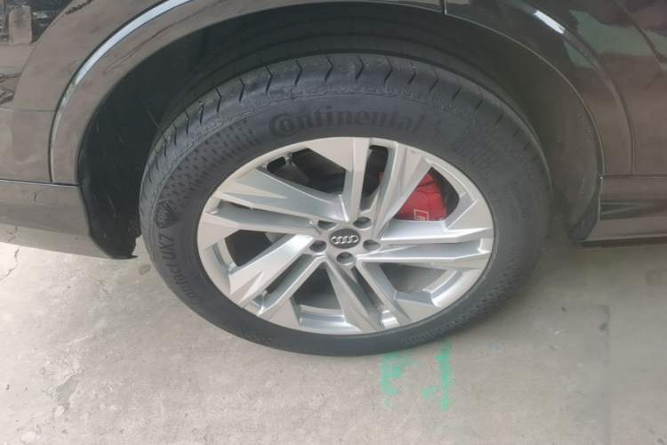 Used Audi Q7 2023 45 TFSI quattro S line Sport model Right Rear Wheel Hub