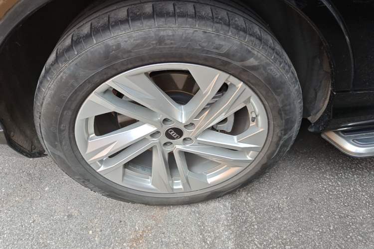 Used Audi Q7 2023 45 TFSI quattro S line Sport model Right Rear Wheel Hub