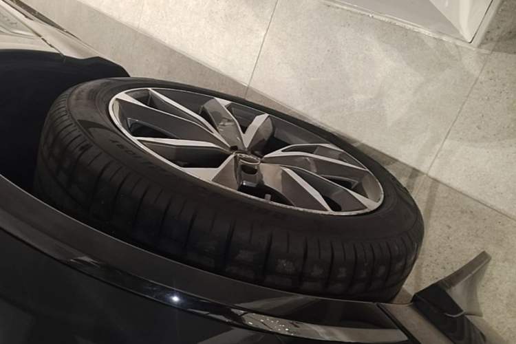 Used Audi Q7 2023 55 TFSI quattro S line Sport Edition Right Rear Wheel Hub