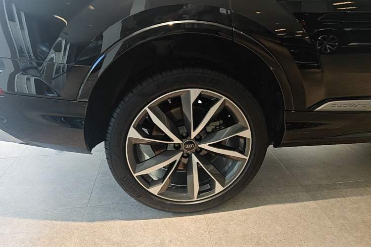 Used Audi Q7 2023 55 TFSI quattro S line Sport Edition Right Rear Wheel Hub
