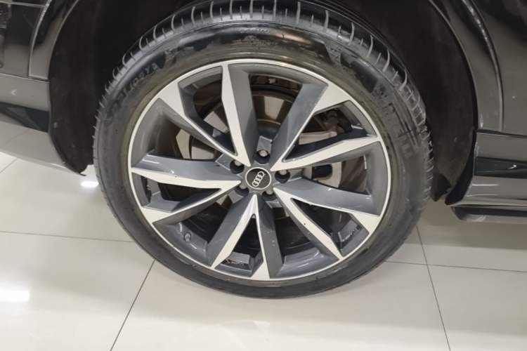 Used Audi Q7 2023 55 TFSI quattro S line Sport Edition Right Rear Wheel Hub
