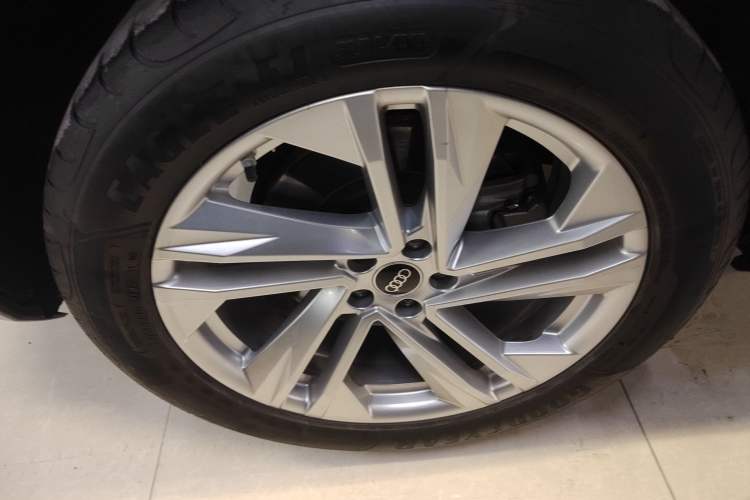 Used Audi Q7 2023 45 TFSI quattro S line Sport model Right Rear Wheel Hub