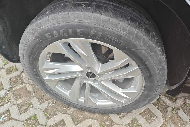 Used Audi Q7 2023 45 TFSI quattro S line Sport model Right Rear Wheel Hub
