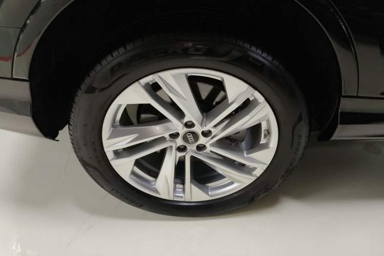 Used Audi Q7 2023 45 TFSI quattro S line Sport model Right Rear Wheel Hub
