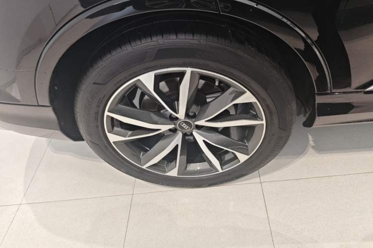 Used Audi Q7 2023 55 TFSI quattro S line Sport Edition Right Rear Wheel Hub