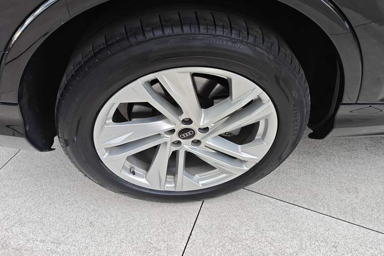Used Audi Q7 2023 45 TFSI quattro S line Sport model Right Rear Wheel Hub
