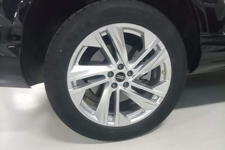 Used Audi Q7 2023 45 TFSI quattro S line Sport model Right Rear Wheel Hub