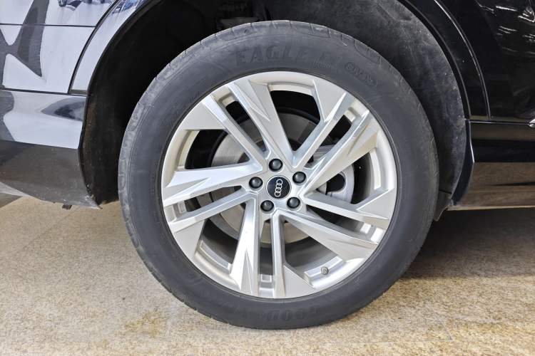 Used Audi Q7 2023 45 TFSI quattro S line Sport model Right Rear Wheel Hub