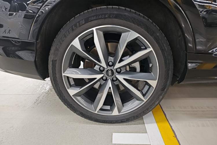 Used Audi Q7 2023 55 TFSI quattro S line Sport Edition Right Rear Wheel Hub