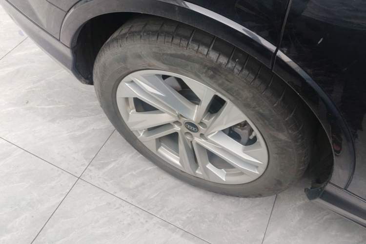 Used Audi Q7 2023 45 TFSI quattro S line Sport model Right Rear Wheel Hub