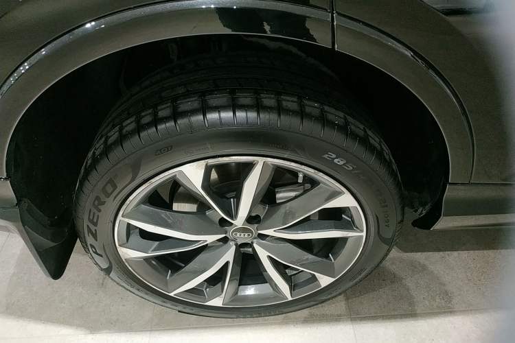 Used Audi Q7 2023 55 TFSI quattro S line Sport Edition Right Rear Wheel Hub