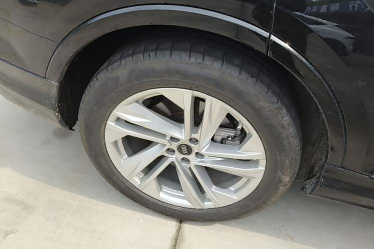 Used Audi Q7 2023 45 TFSI quattro S line Sport model Right Rear Wheel Hub