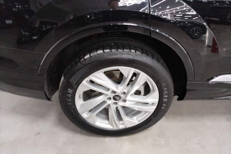 Used Audi Q7 2023 45 TFSI quattro S line Sport model Right Rear Wheel Hub