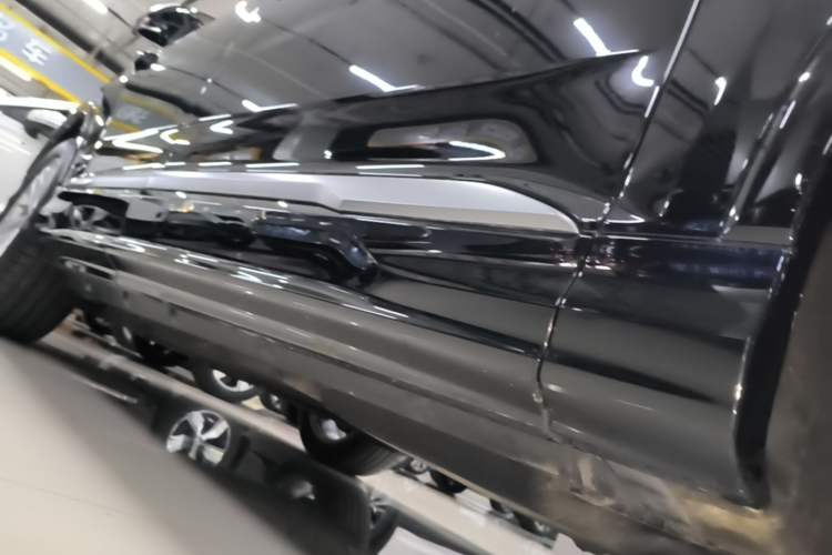 Used Audi Q7 2023 45 TFSI quattro S line Sport model Right Side Sill