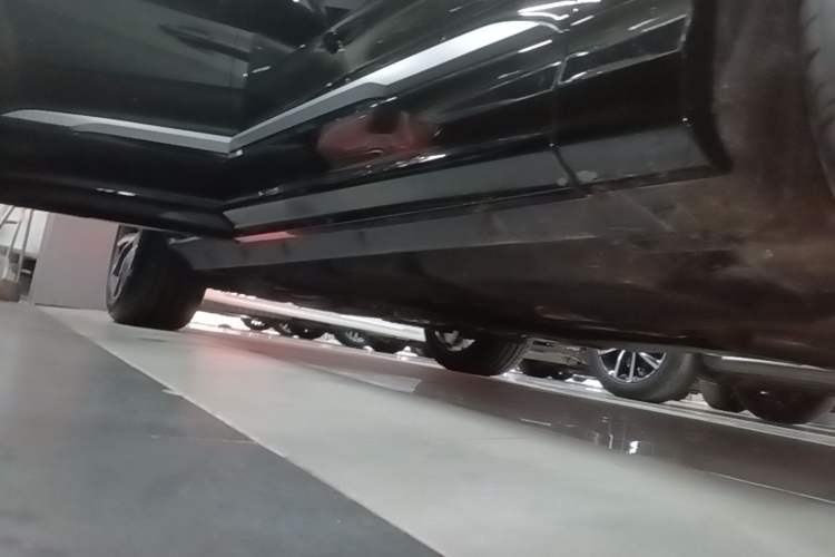 Used Audi Q7 2023 55 TFSI quattro S line Sport Edition Right Side Sill