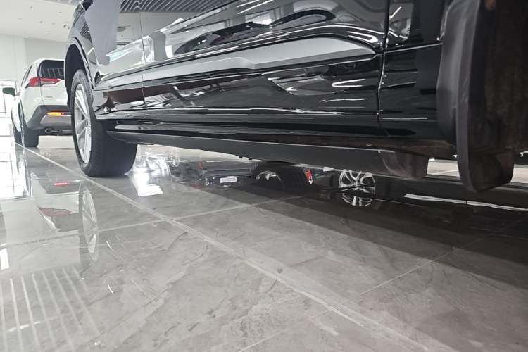 Used Audi Q7 2023 45 TFSI quattro S line Sport model Right Side Sill