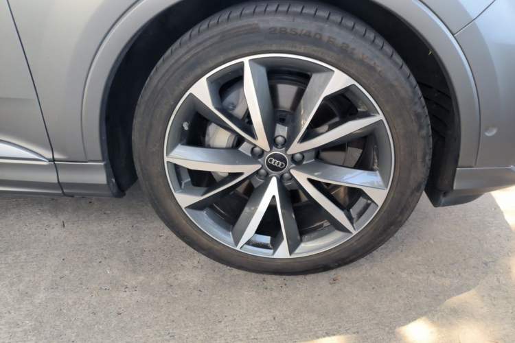 Used Audi Q7 2023 55 TFSI quattro S line Sport Edition Right Front Wheel Hub