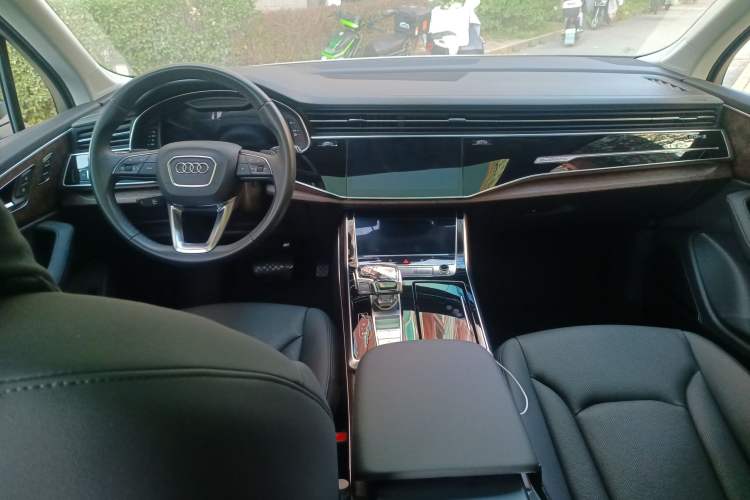 Used Audi Q7 2023 55 TFSI quattro S line Sport Edition Center Console