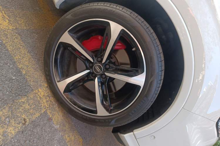 Used Audi Q7 2023 55 TFSI quattro S line Sport Edition Right Front Wheel Hub