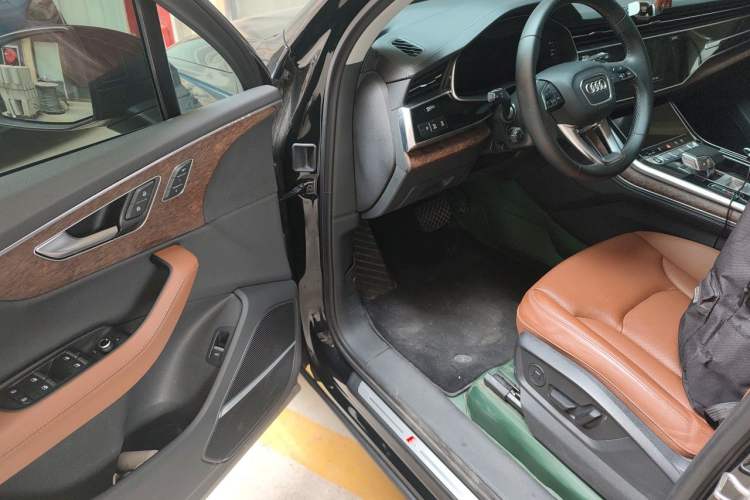 Used Audi Q7 2024 55 TFSI quattro S line Sport model Driver Seat