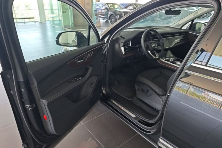 Used Audi Q7 2024 55 TFSI quattro S line Sport model Driver Seat
