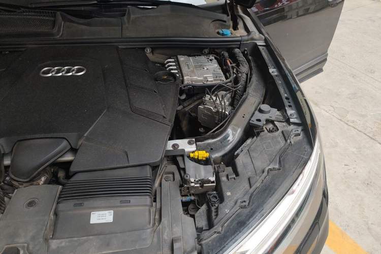 Used Audi Q7 2024 55 TFSI quattro S line Sport model Engine Bay Left