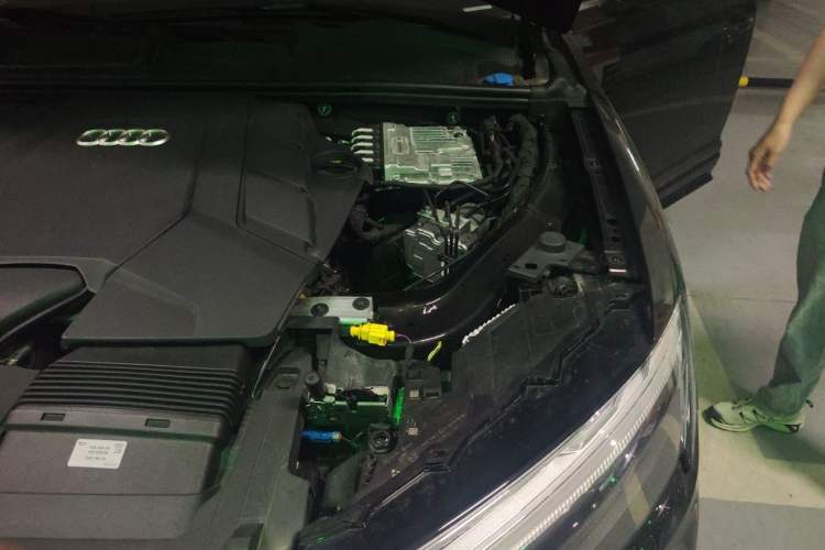 Used Audi Q7 2024 55 TFSI quattro S line Sport model Engine Bay Left