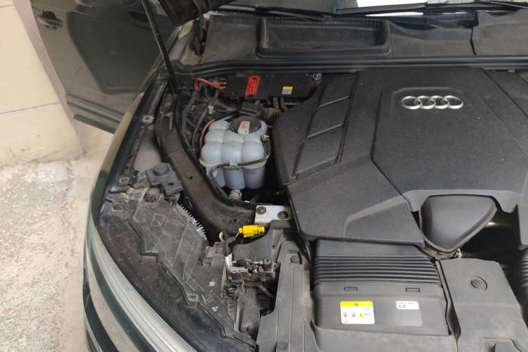 Used Audi Q7 2024 55 TFSI quattro S line Sport model Engine Bay Right
