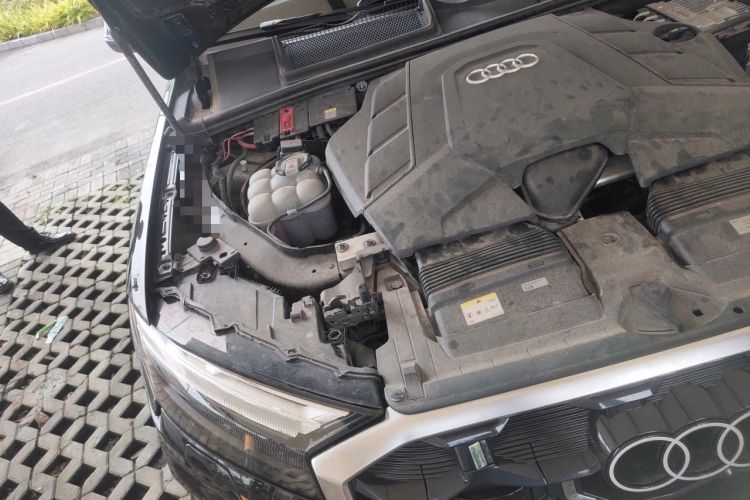 Used Audi Q7 2024 55 TFSI quattro S line Sport model Engine Bay Right