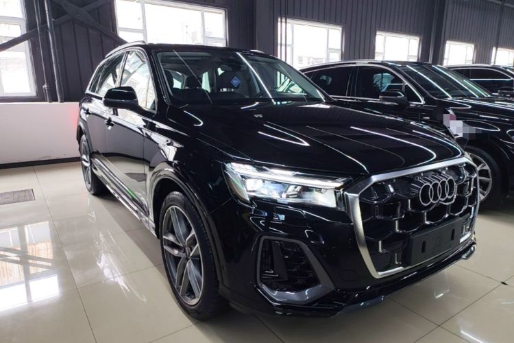 Used Audi Q7 2024 55 TFSI quattro S line Sport model Front Right 45 Deg