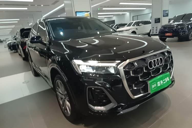 Used Audi Q7 2024 55 TFSI quattro S line Sport model Front Right 45 Deg