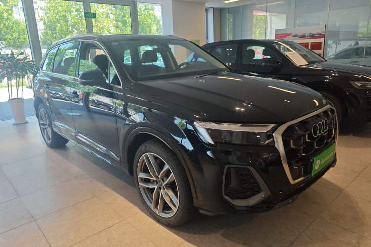 Used Audi Q7 2024 45 TFSI quattro S line Sport Edition Front Right 45 Deg