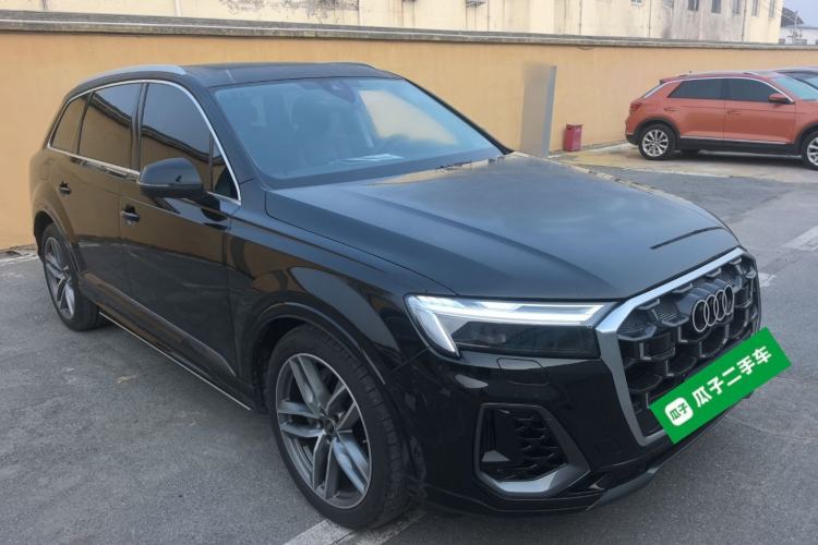 Used Audi Q7 2024 55 TFSI quattro S line Sport model Front Right 45 Deg