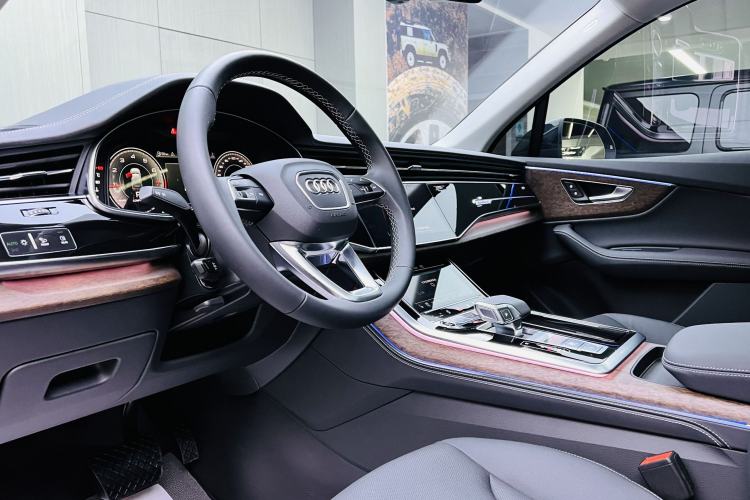 Used Audi Q7 2024 45 TFSI quattro S line Sport Edition Interior 1