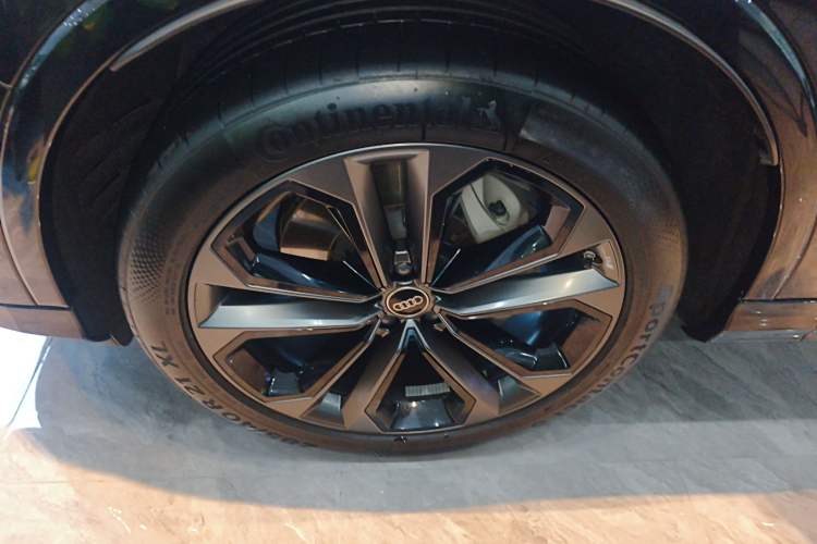 Used Audi Q7 2024 55 TFSI quattro S line Sport model Left Front Wheel Hub