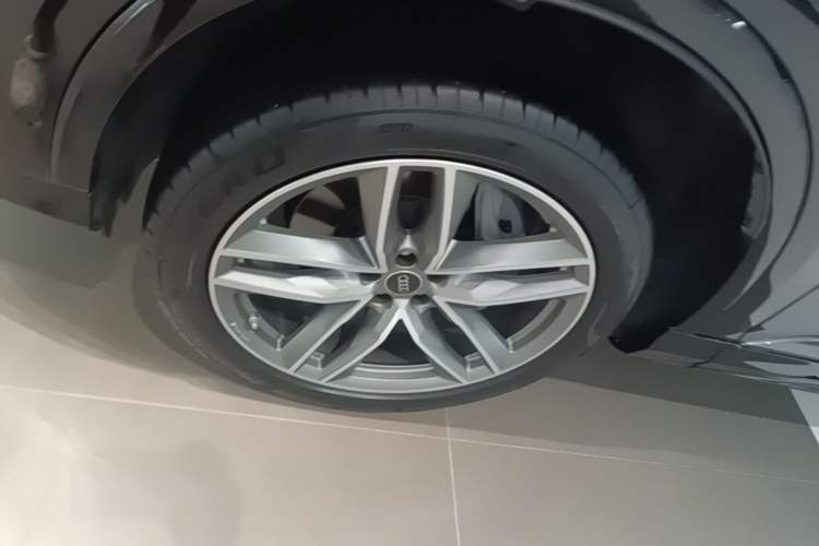 Used Audi Q7 2024 55 TFSI quattro S line Sport model Left Front Wheel Hub