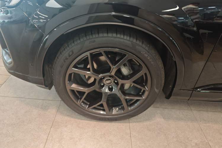 Used Audi Q7 2024 45 TFSI quattro S line Black Warrior Edition Left Front Wheel Hub