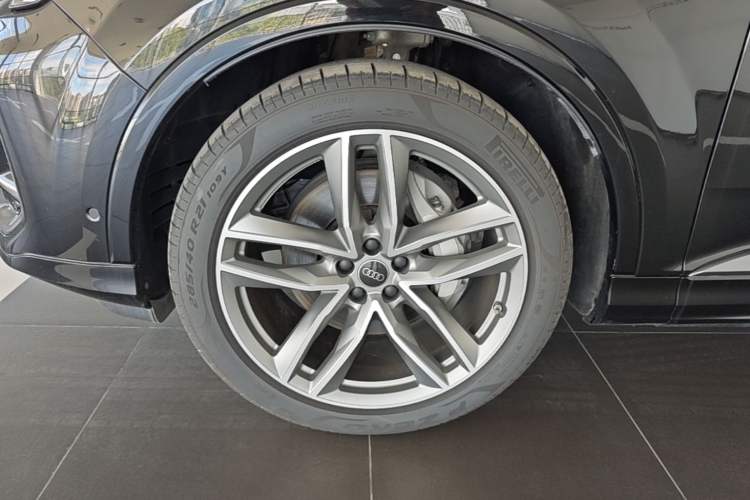 Used Audi Q7 2024 55 TFSI quattro S line Sport model Left Front Wheel Hub
