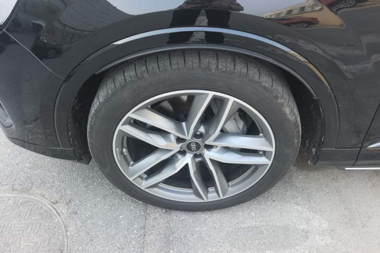 Used Audi Q7 2024 55 TFSI quattro S line Sport model Left Front Wheel Hub