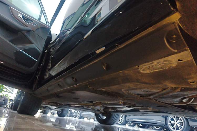 Used Audi Q7 2024 55 TFSI quattro S line Sport model Left Side Sill