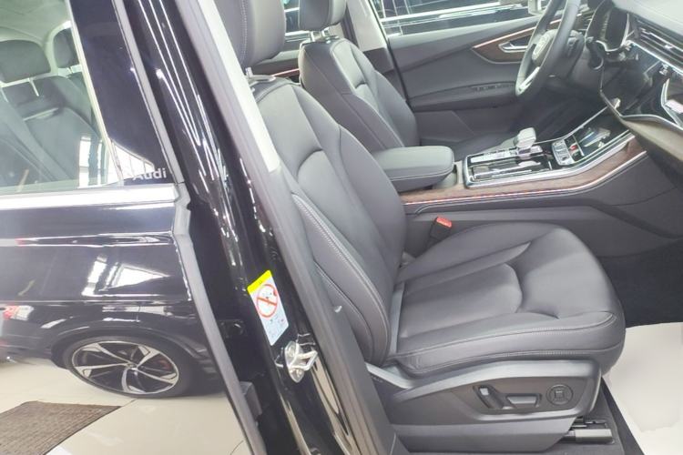 Used Audi Q7 2024 55 TFSI quattro S line Sport model Right Front Seat