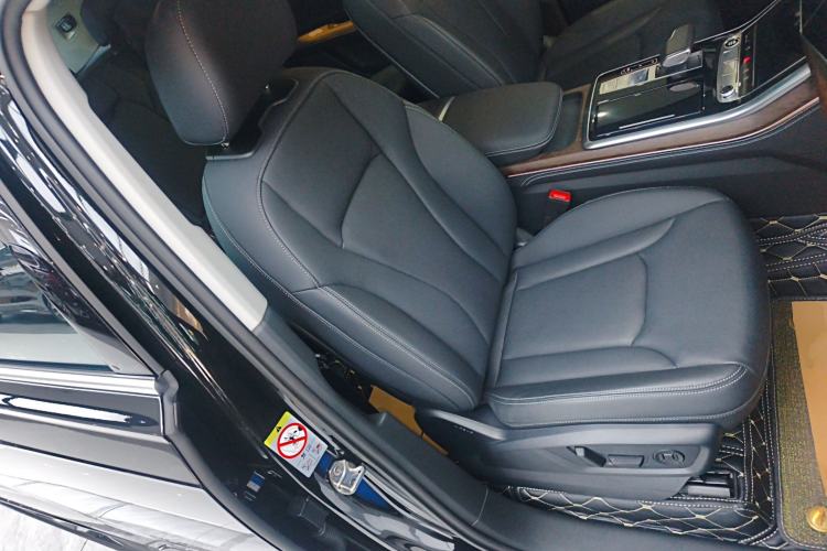 Used Audi Q7 2024 55 TFSI quattro S line Sport model Right Front Seat