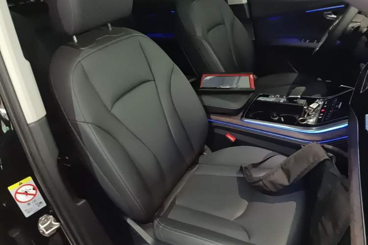 Used Audi Q7 2024 55 TFSI quattro S line Sport model Right Front Seat