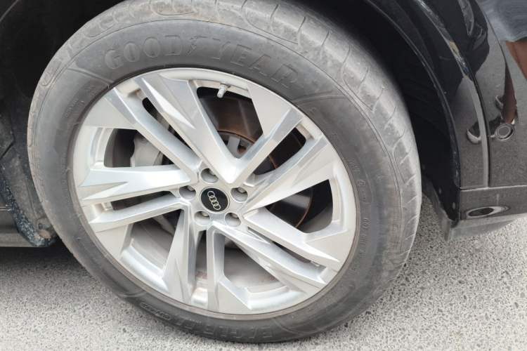 Used Audi Q7 2024 45 TFSI quattro S line Sport Edition Right Front Wheel Hub