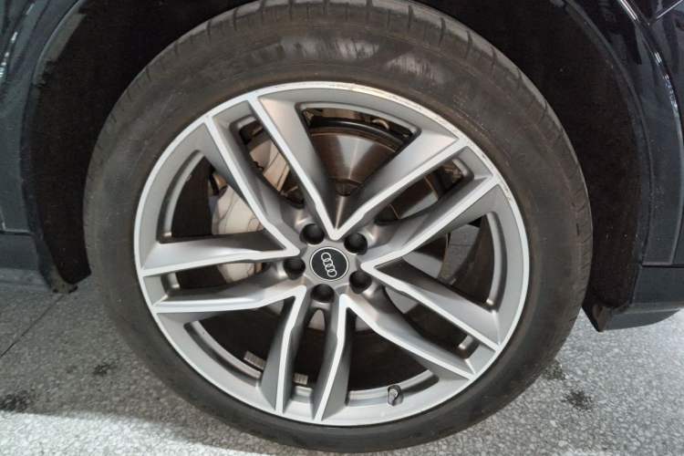 Used Audi Q7 2024 45 TFSI quattro S line Sport Edition Right Front Wheel Hub