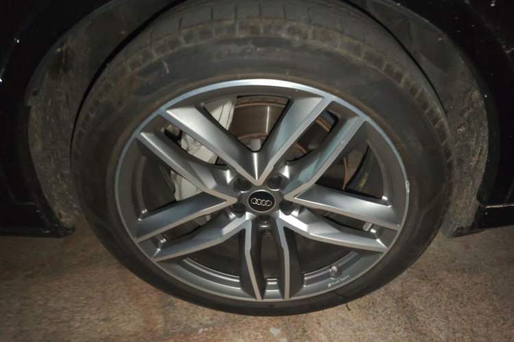 Used Audi Q7 2024 45 TFSI quattro S line Sport Edition Right Front Wheel Hub