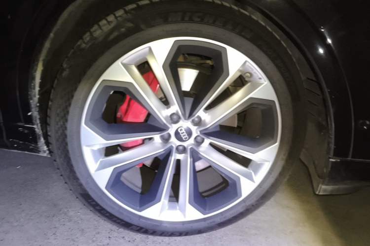 Used Audi Q7 2024 55 TFSI quattro S line Prestige Edition Right Front Wheel Hub