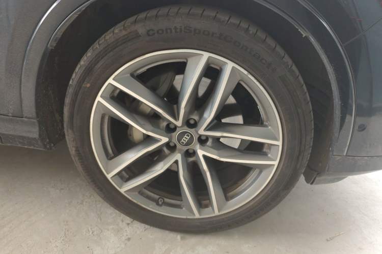 Used Audi Q7 2024 55 TFSI quattro S line Sport model Right Front Wheel Hub
