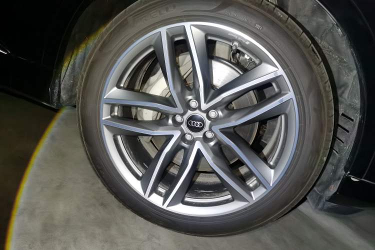 Used Audi Q7 2024 55 TFSI quattro S line Sport model Right Front Wheel Hub